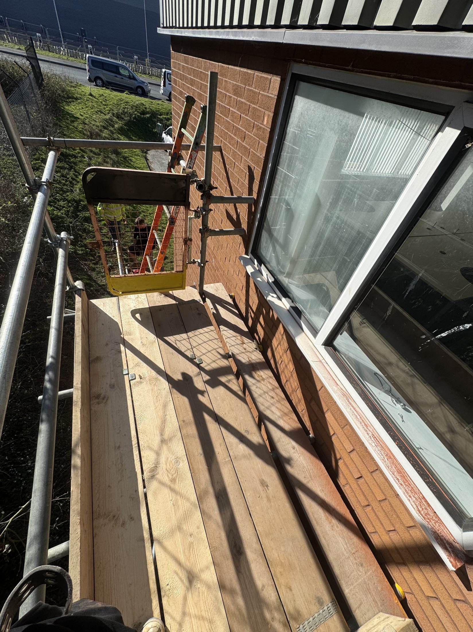 Scaffold platform ready for controlled dismantling